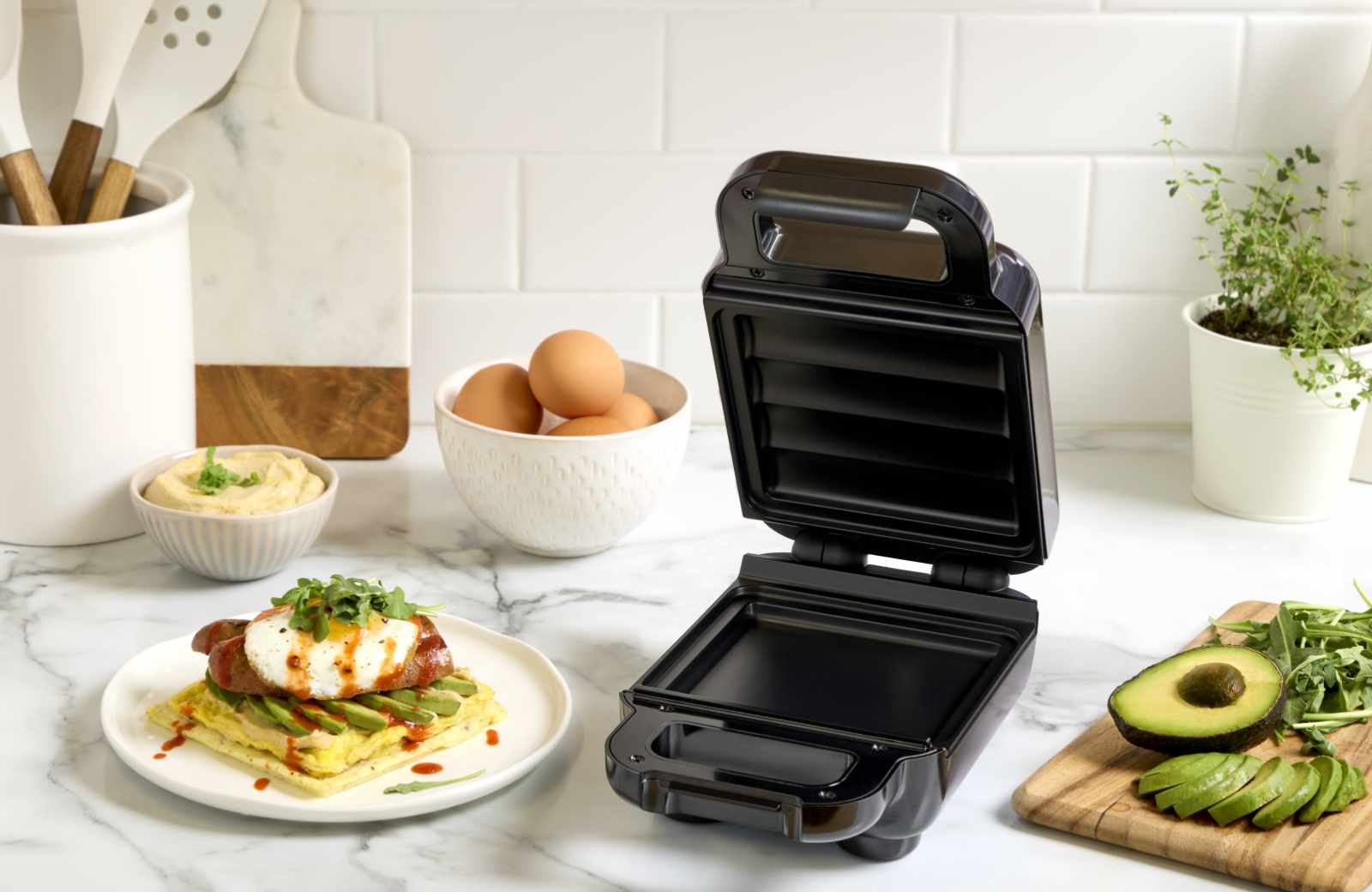 Opiekacza Breville VST102X stoi na blacie w kuchni.